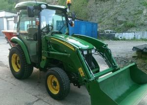 John Deere 3320